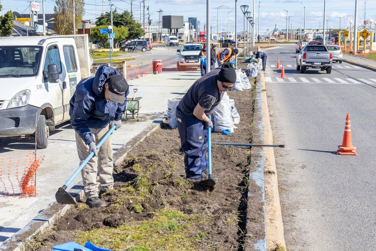 Tareas de renovación urbana en espacios públicos de la ciudad