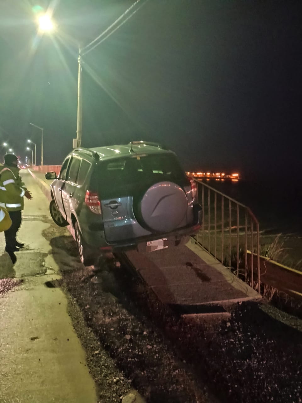 Conductor ebrio, de 57 años, se subió a la vereda del Puente Mosconi