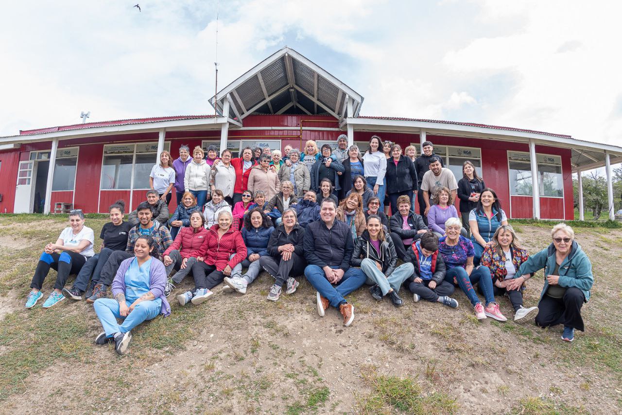 adultos y adultas mayores en la planta campamentil