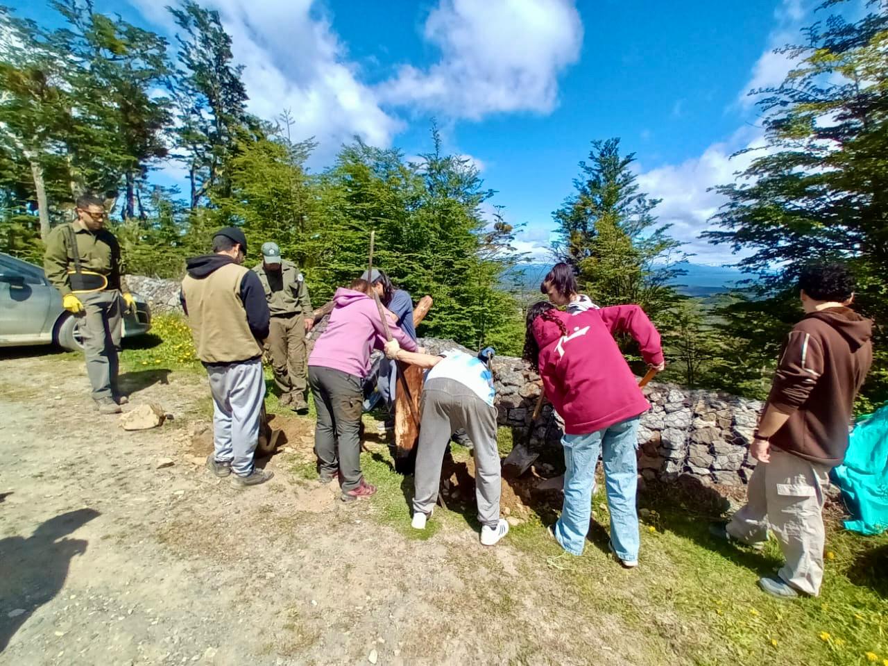 bachillerato de oficios colaboran en la mejora del mirador del cerro jeujepen