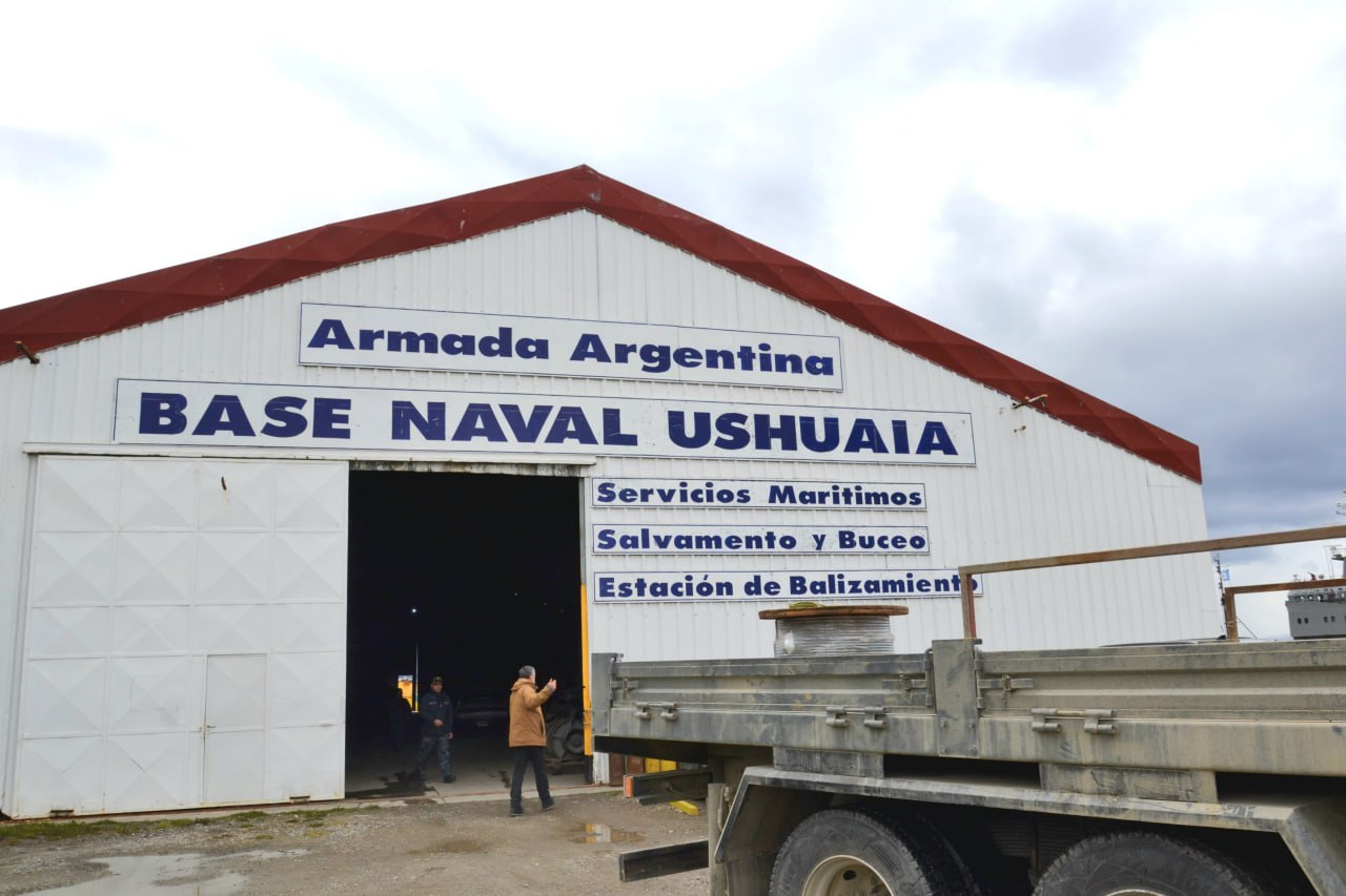 Entregan insumos para el muelle de la Base Naval de Ushuaia