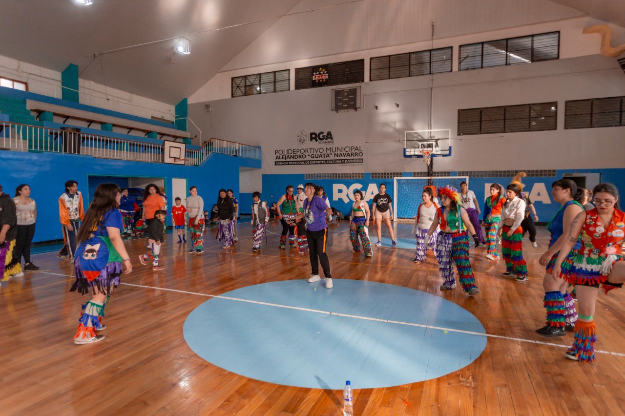 Se celebró la fusión de ritmo y cultura con una Clínica de Murga