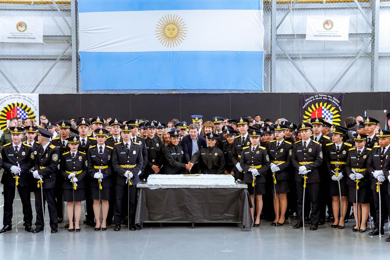 el gobernador melella encabezÓ la ceremonia de egreso de oficiales y agentes de policÍa y oficiales del servicio penitenciario