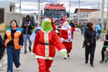 en vísperas navideñas, papá noel y el grinch recorrieron los barrios