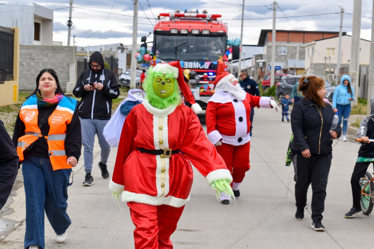 En vísperas navideñas, Papá Noel y el Grinch recorrieron los barrios