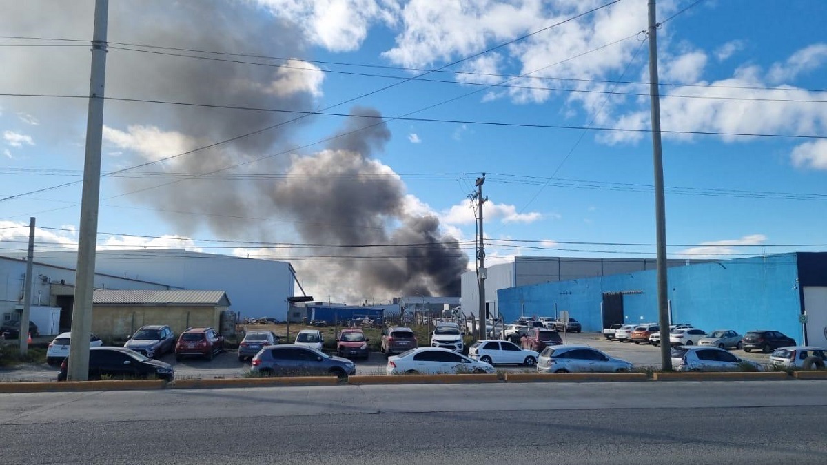 Piden que nadie se acerque a la zona del fuego