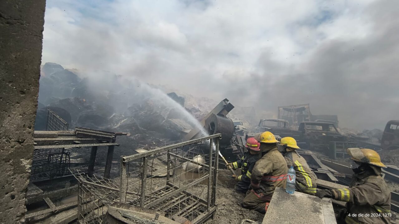 Las pérdidas por el incendio en la recicladora serían totales