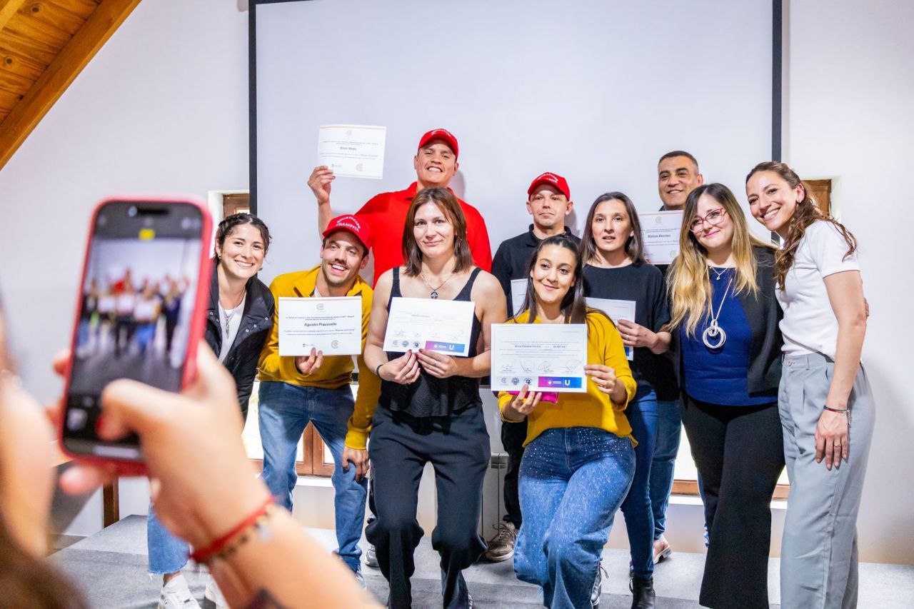 Entregaron reconocimientos a mujeres que se capacitaron como soldadoras y carniceras