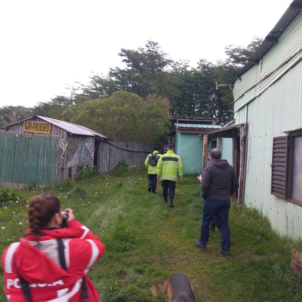 oficiales de justicia llevaron adelante el desalojo en aguas termales río valdez