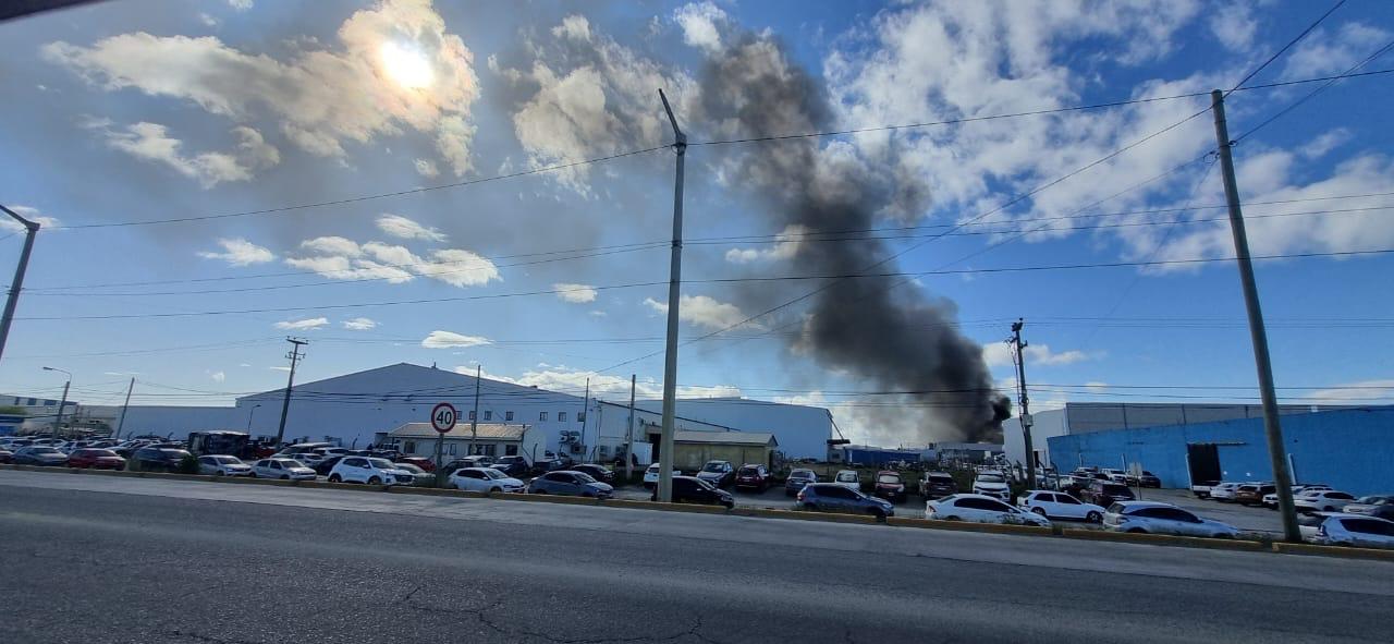 «Está descontrolado»: Dantesco incendio de una recicladora en Parque Industrial