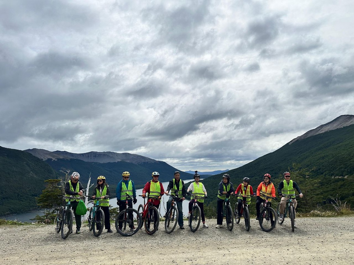 Ciclistas chinos en los Andes fueguinos impulsan el turismo en Ushuaia