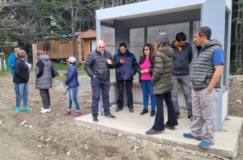 Instalaron una garita de colectivos en el barrio Dos Banderas