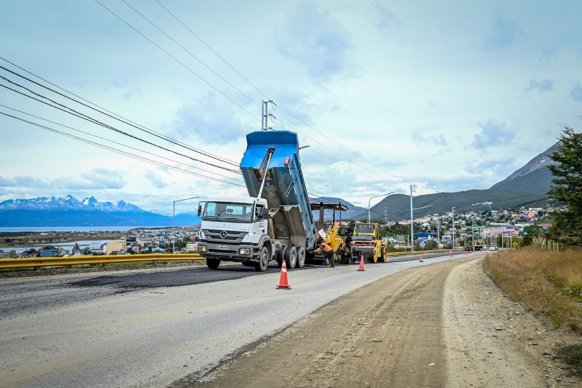 El Municipio de Ushuaia avanza con el asfalto en Héroes de Malvinas