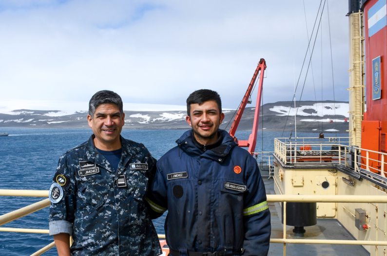 Emotivo encuentro de padre e hijo marinos en la Antártida