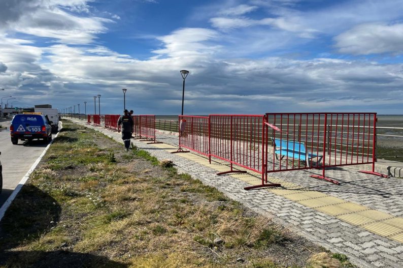 Trabajan para reparar un tramo del antiguo muro costero, afectado por la marea