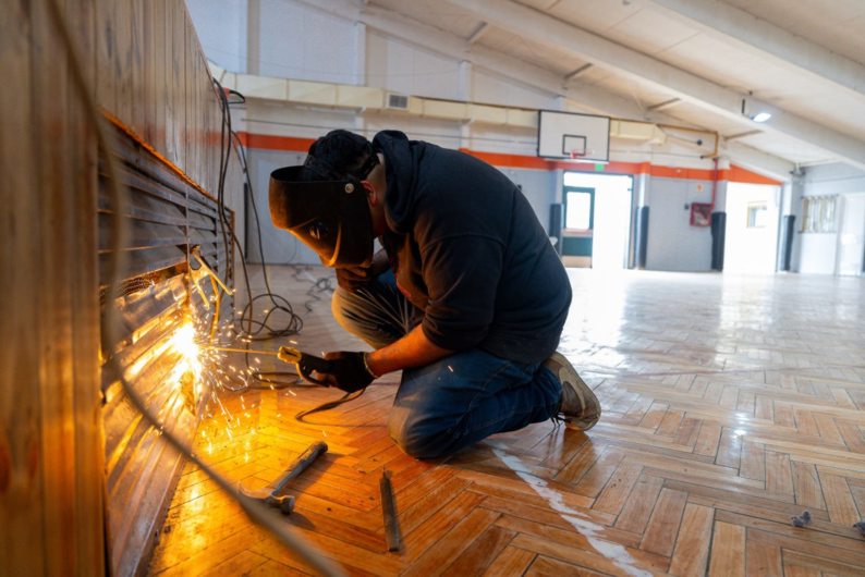 Trabajan en establecimientos escolares, de cara al inicio del nuevo ciclo lectivo