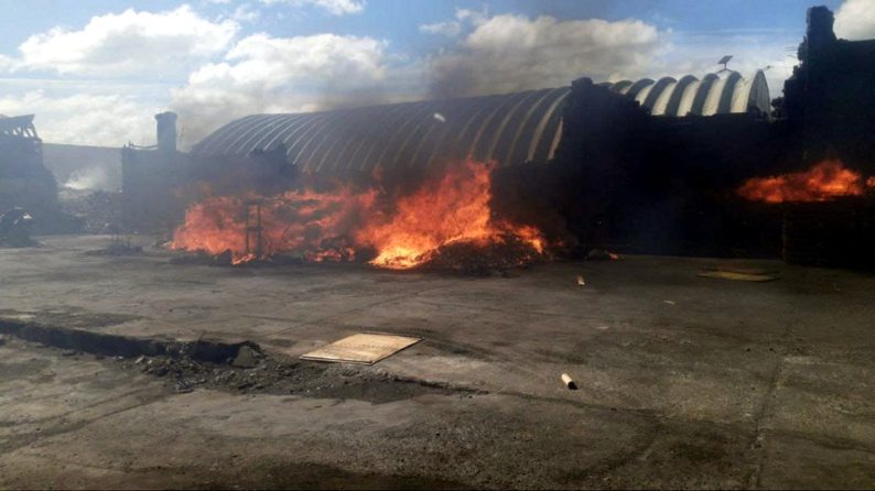 A un mes y medio del incendio, siguen renaciendo las llamas en el desarmadero