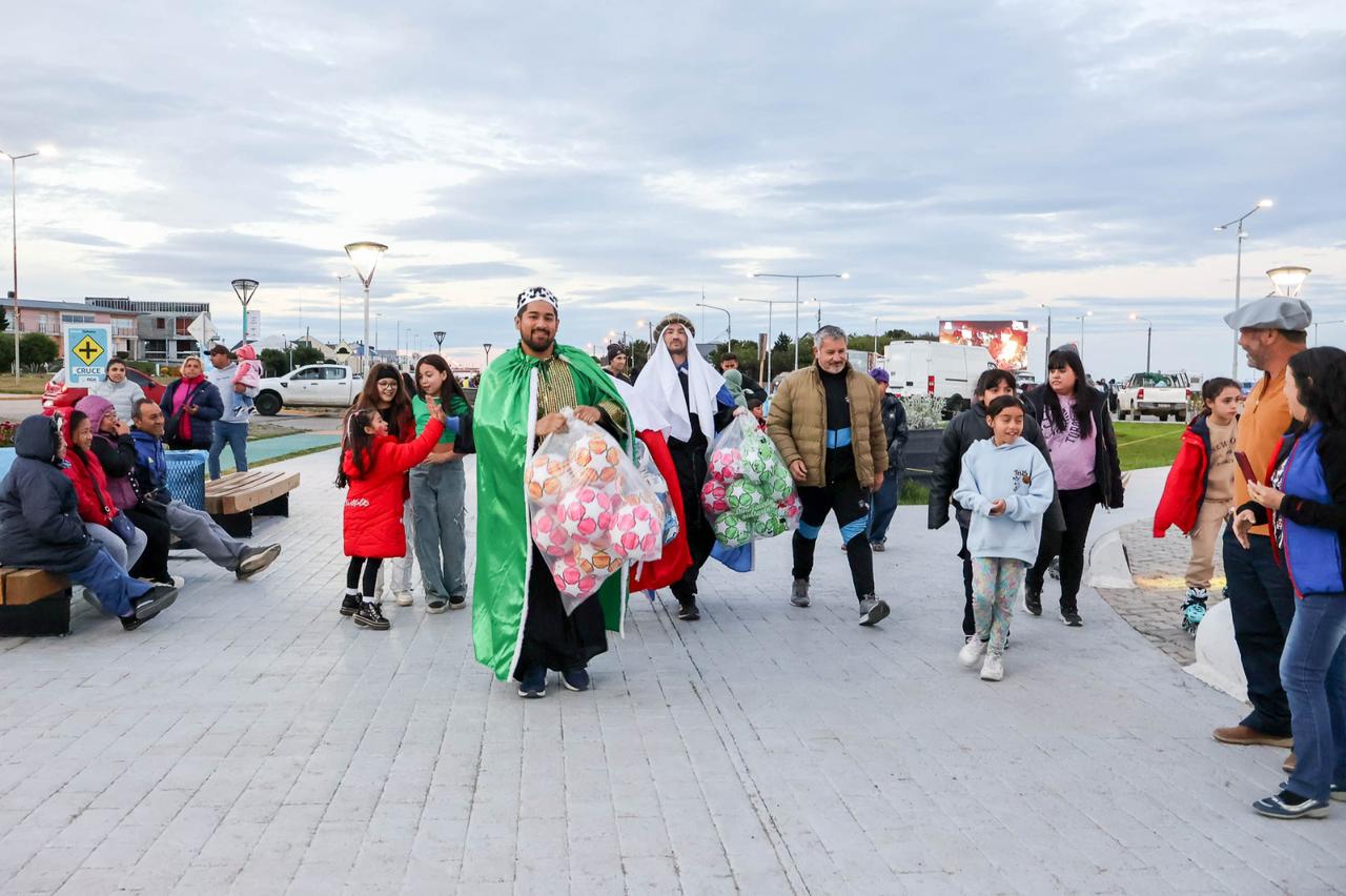 Infancias de la ciudad disfrutaron junto a los Reyes Magos