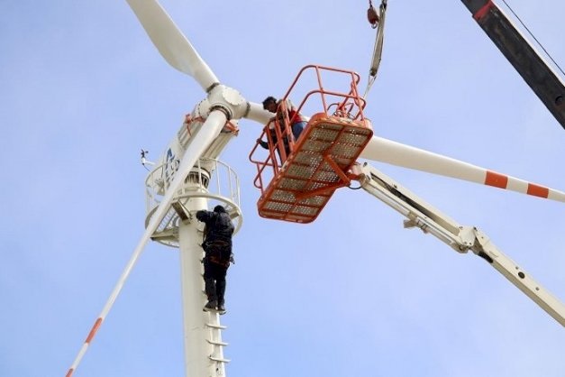 Por seguridad desmontan turbina eólica en la UNTDF