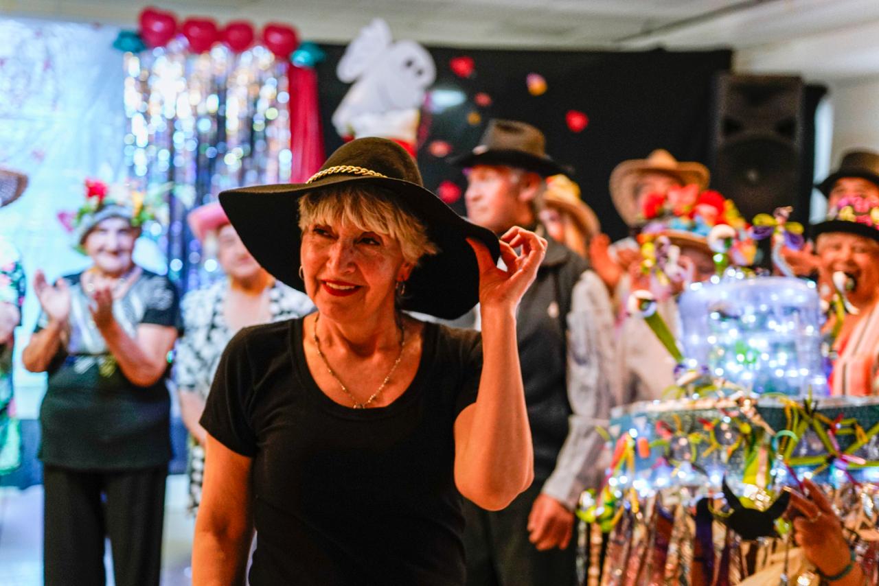 adultos mayores festejaron san valentÍn en el centro cultural yaganes en rÍo grande