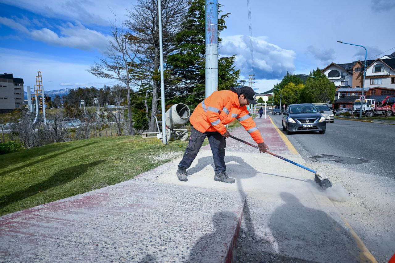 la municipalidad de ushuaia continÚa con trabajos de mantenimiento y puesta en valor de espacios pÚblicos