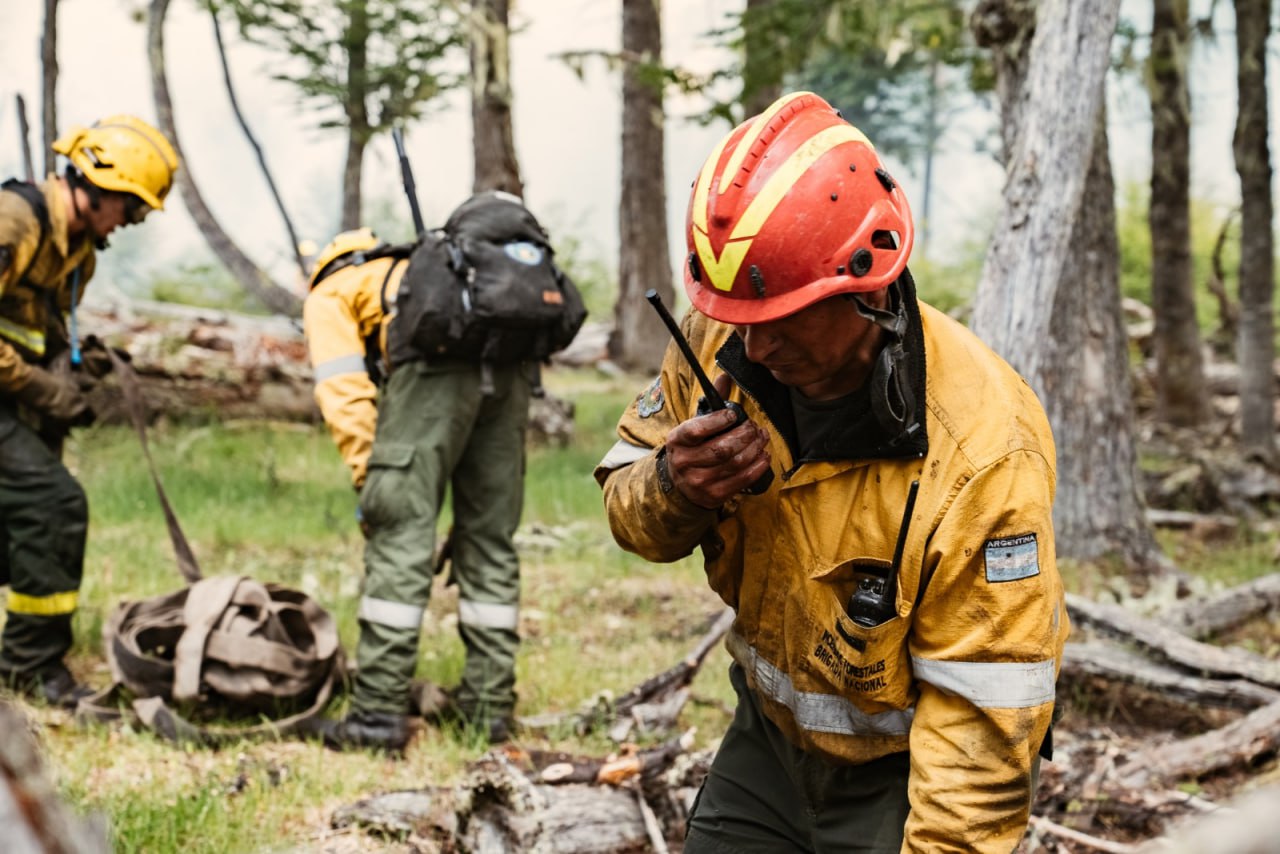 tierra del fuego envía brigadistas para combatir incendios en el parque nacional nahuel huapi