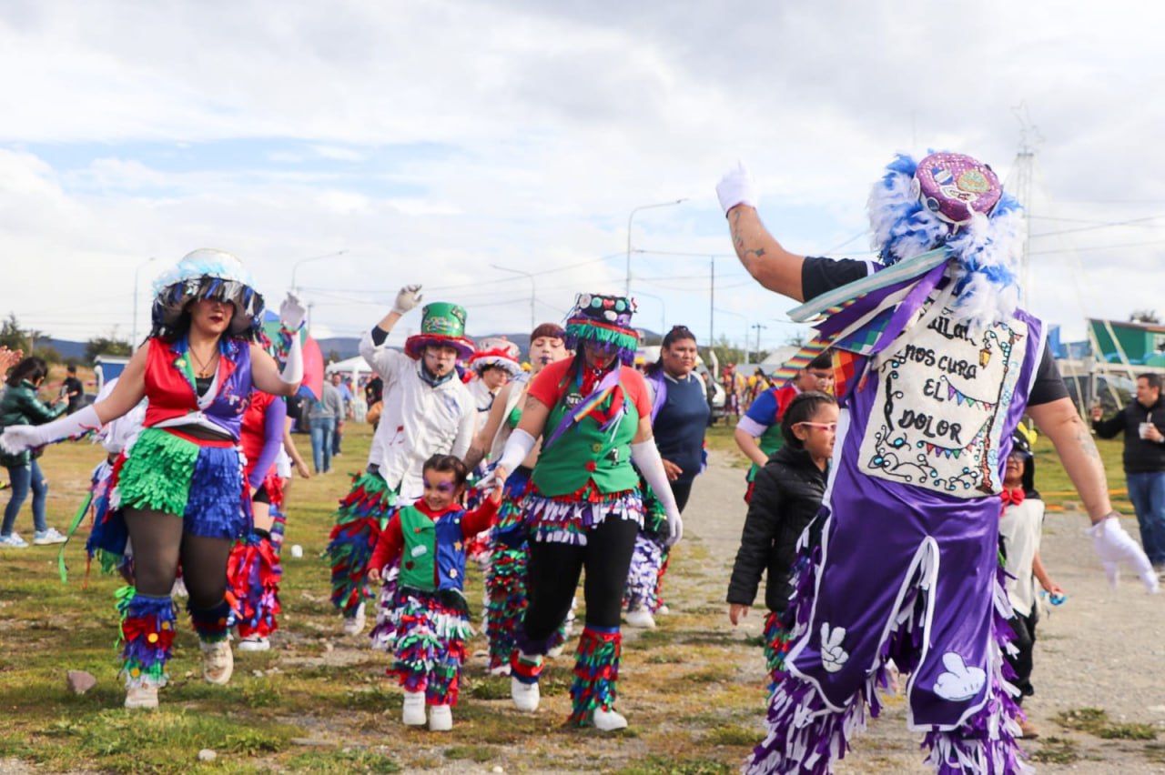 tolhuin festejÓ el carnaval con comparsas