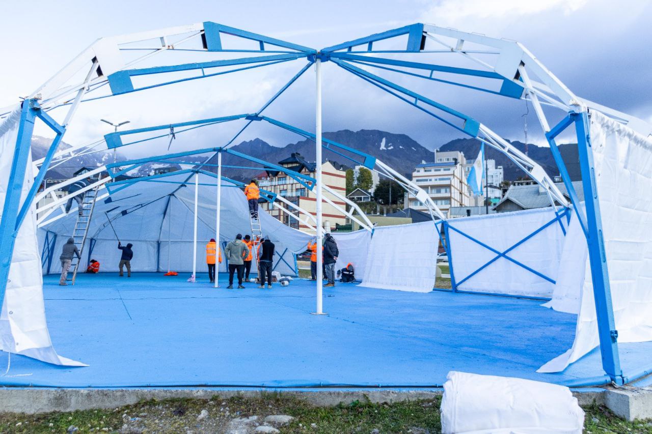 armado de la nueva carpa en la plaza malvinas